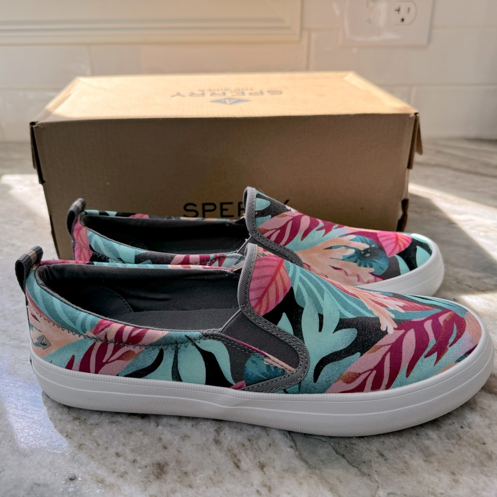 New!! Never worn!! Sperry Sz 9M Crest Coral Pink Top Slider Memory Foam